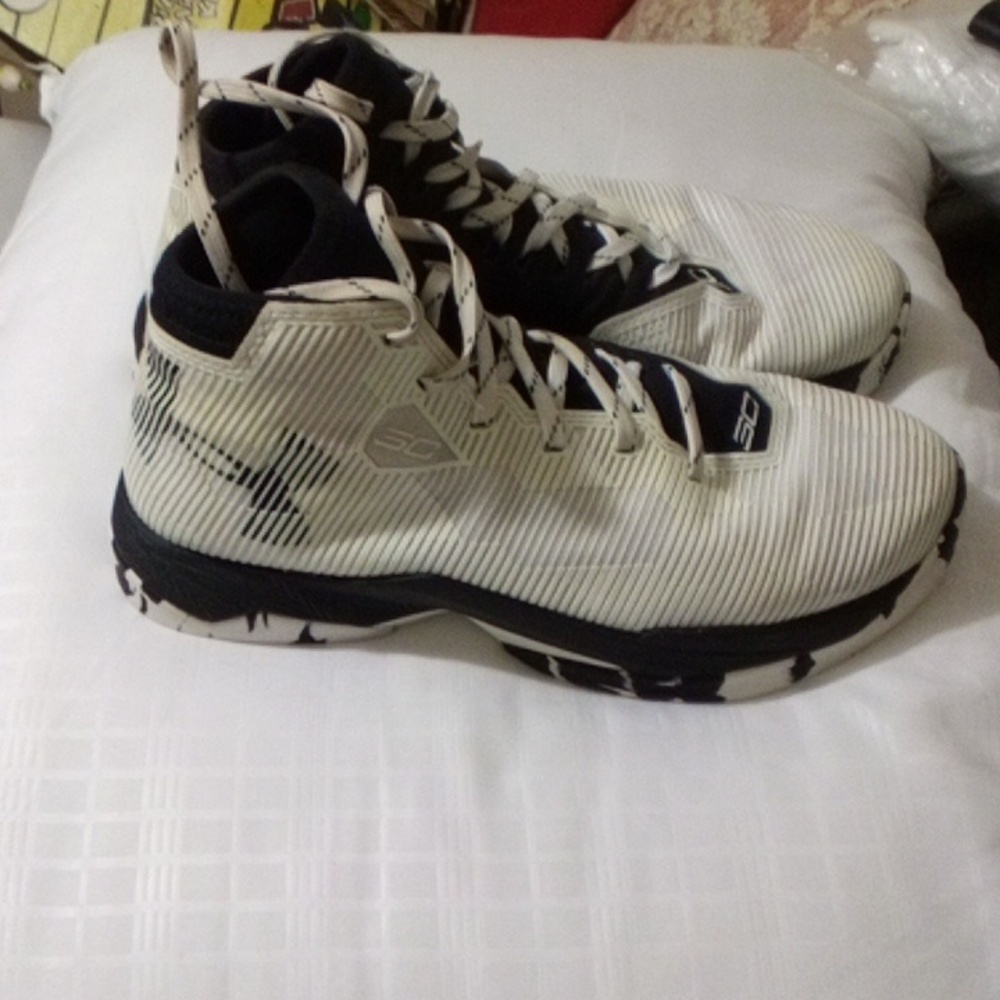 Shoes. - Picture 2 of 6
